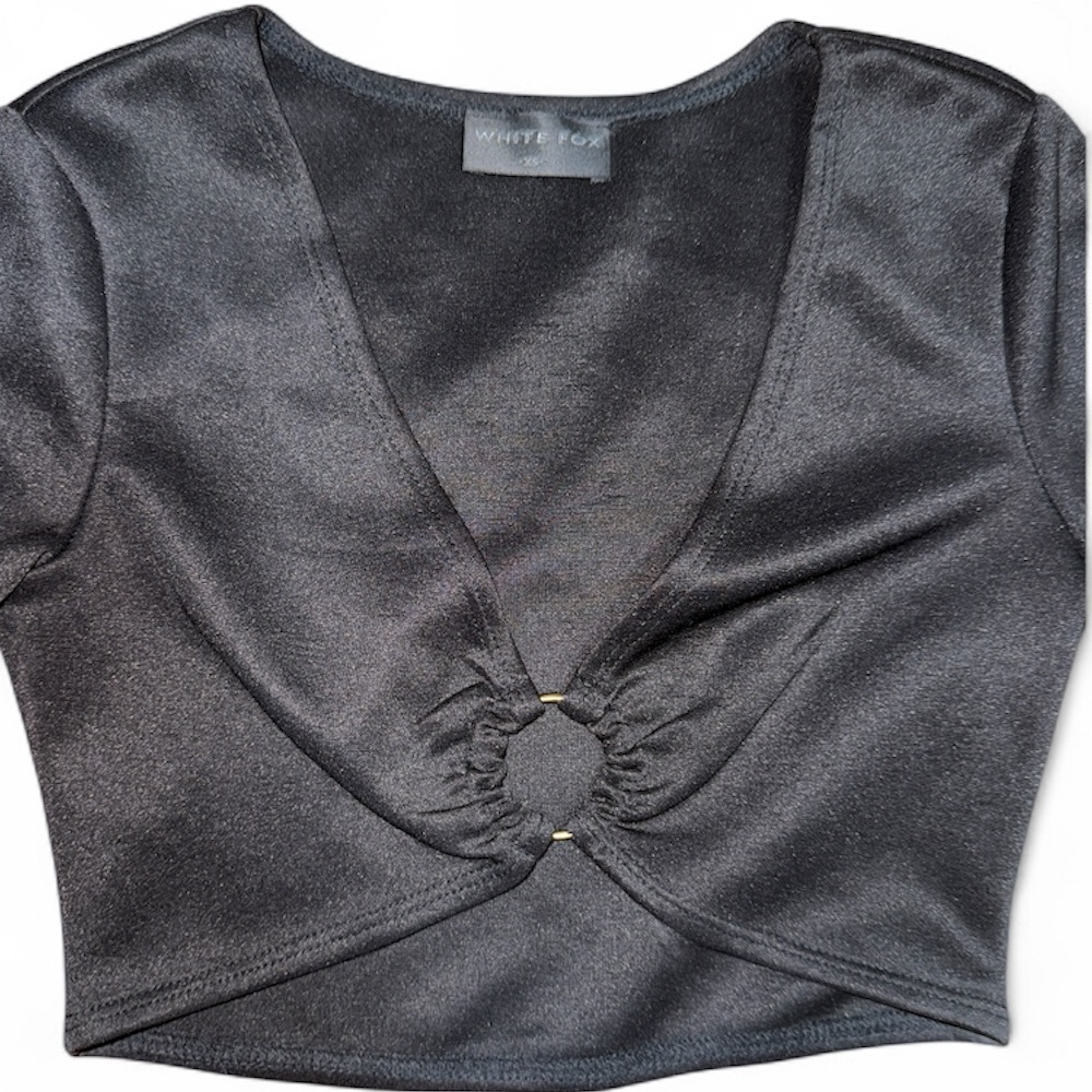 Long sleeve crop top with gold ring